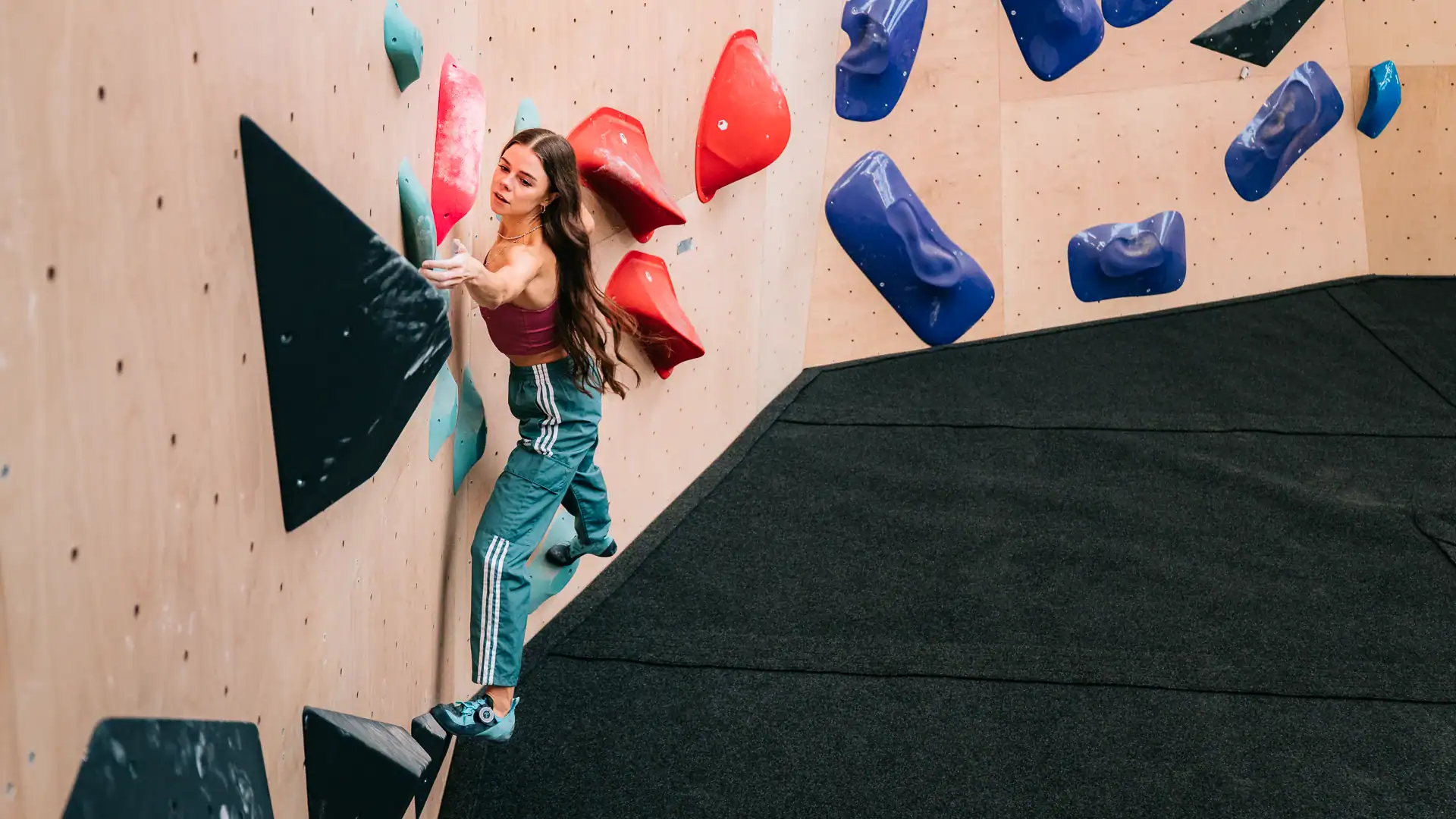A woman climbing at the Flow Robotnicza climbing gym in Wrocław.